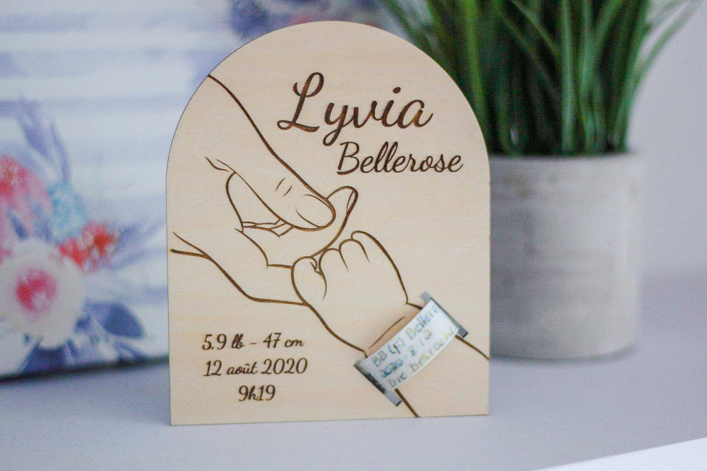 Plaque de naissance personnalisée avec insert à bracelet d'hôpital - modèle bras