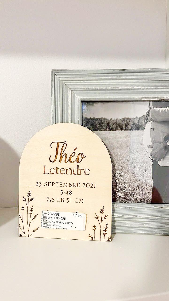Plaque de naissance personnalisée avec insert à bracelet d'hôpital - modèle feuilles