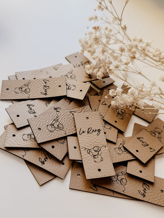 Gravure d'étiquettes pliables sur faux cuir 1.5 cm de largeur - logo